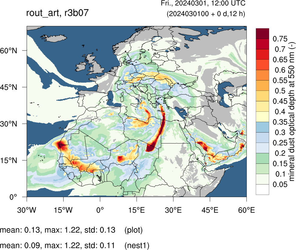 das Foto illustriert anhand von Farbfeldern die verbesserte Auflösung einer Deutschland-Wetterkarte durch KI-Anwendung
